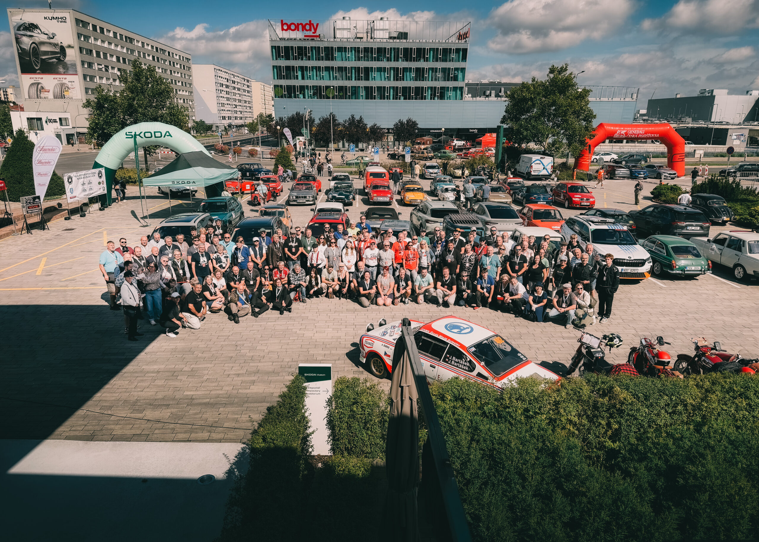 Účastníci a historická vozidla Oldtimer Bohemia Rally před Škoda Muzeem v Mladé Boleslavi