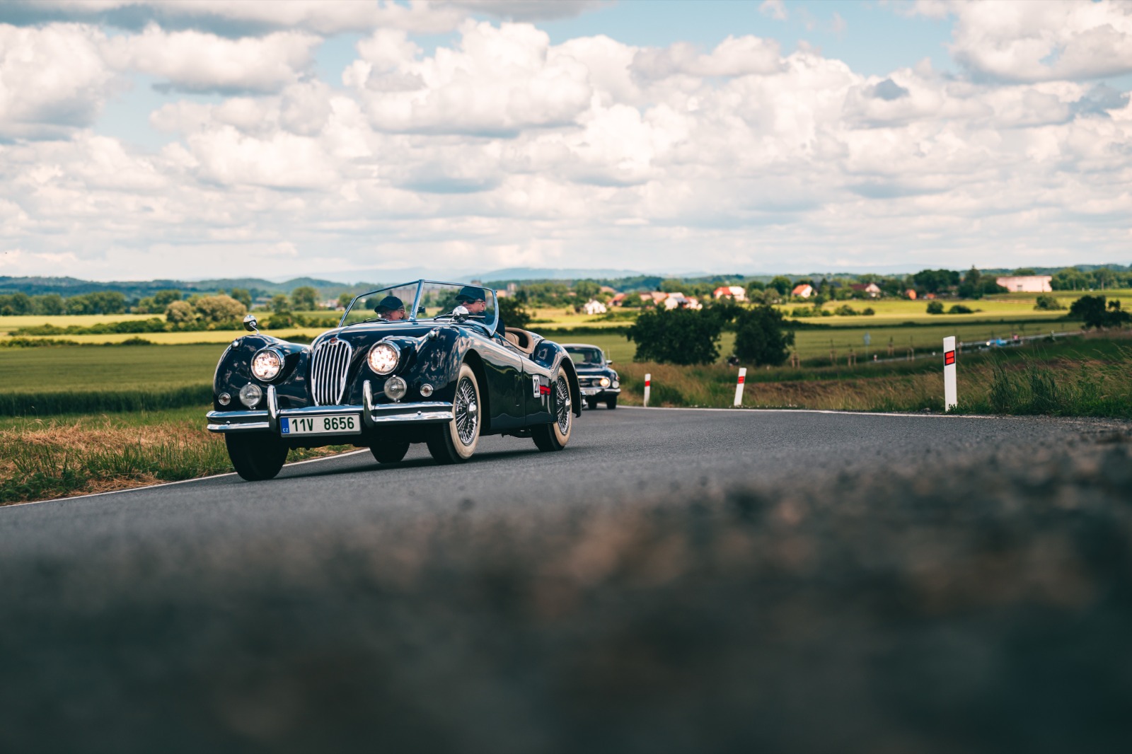 Historický roadster na trase Oldtimer Bohemia Rally