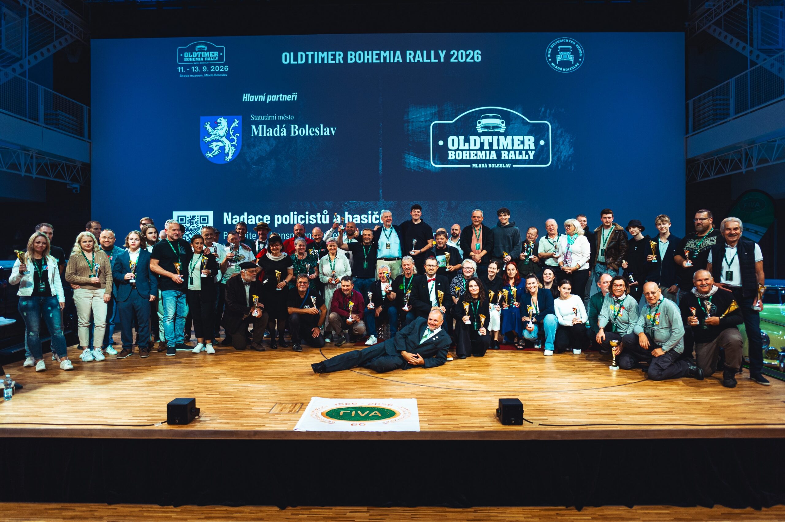Společná fotografie účastníků s trofejemi při zakončení Oldtimer Bohemia Rally 2026.