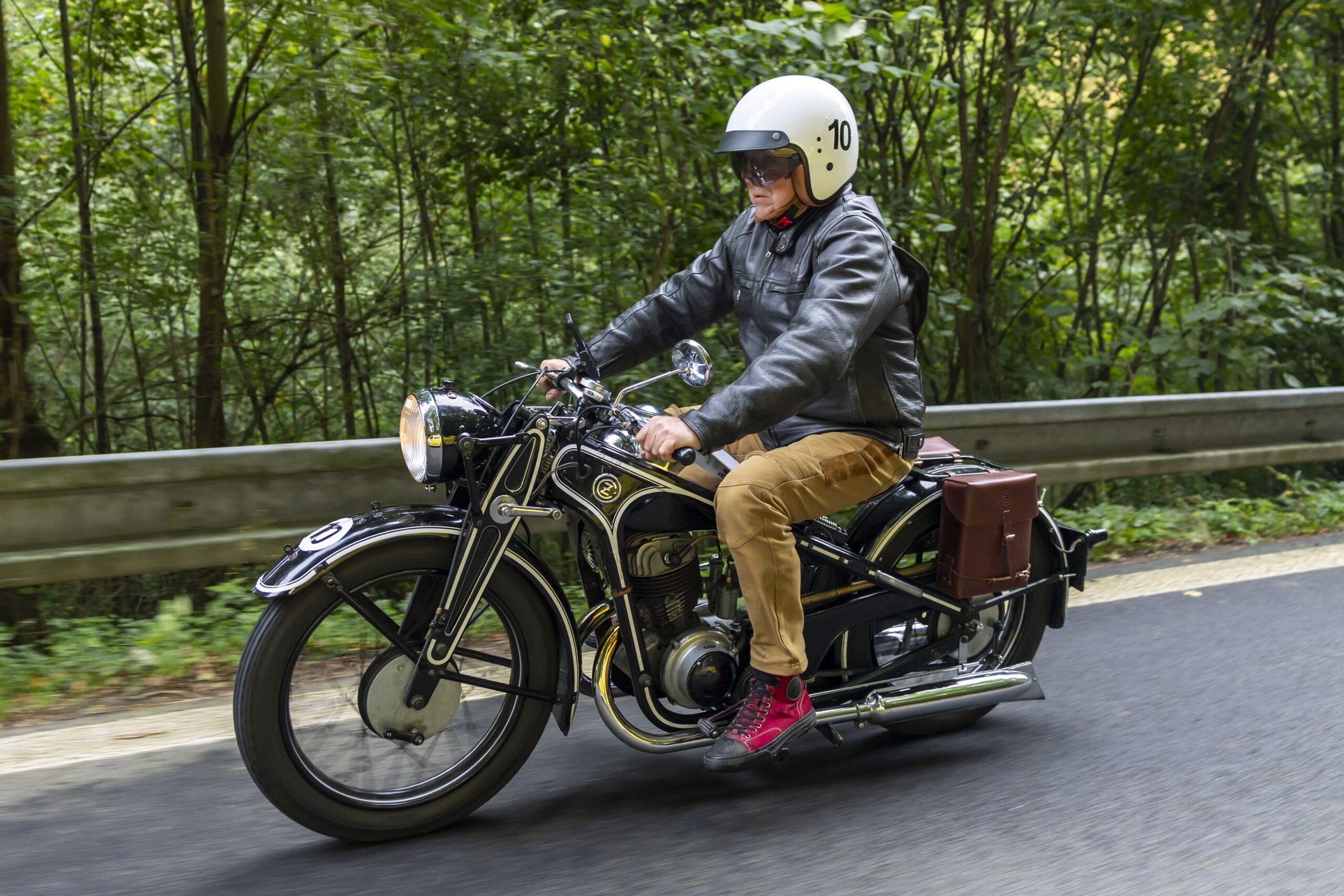 Historický motocykl na trase rally