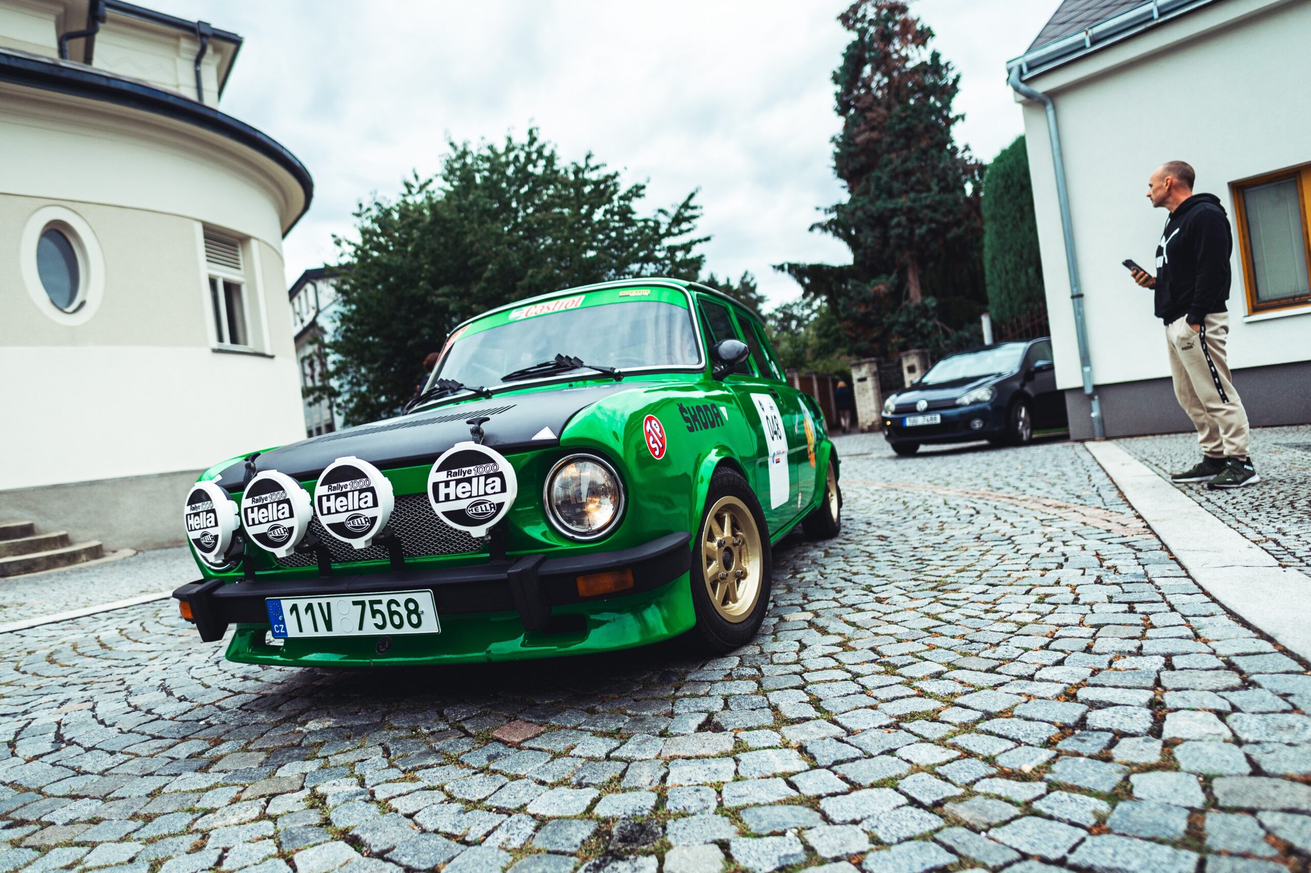 Zelený historický soutěžní automobil
