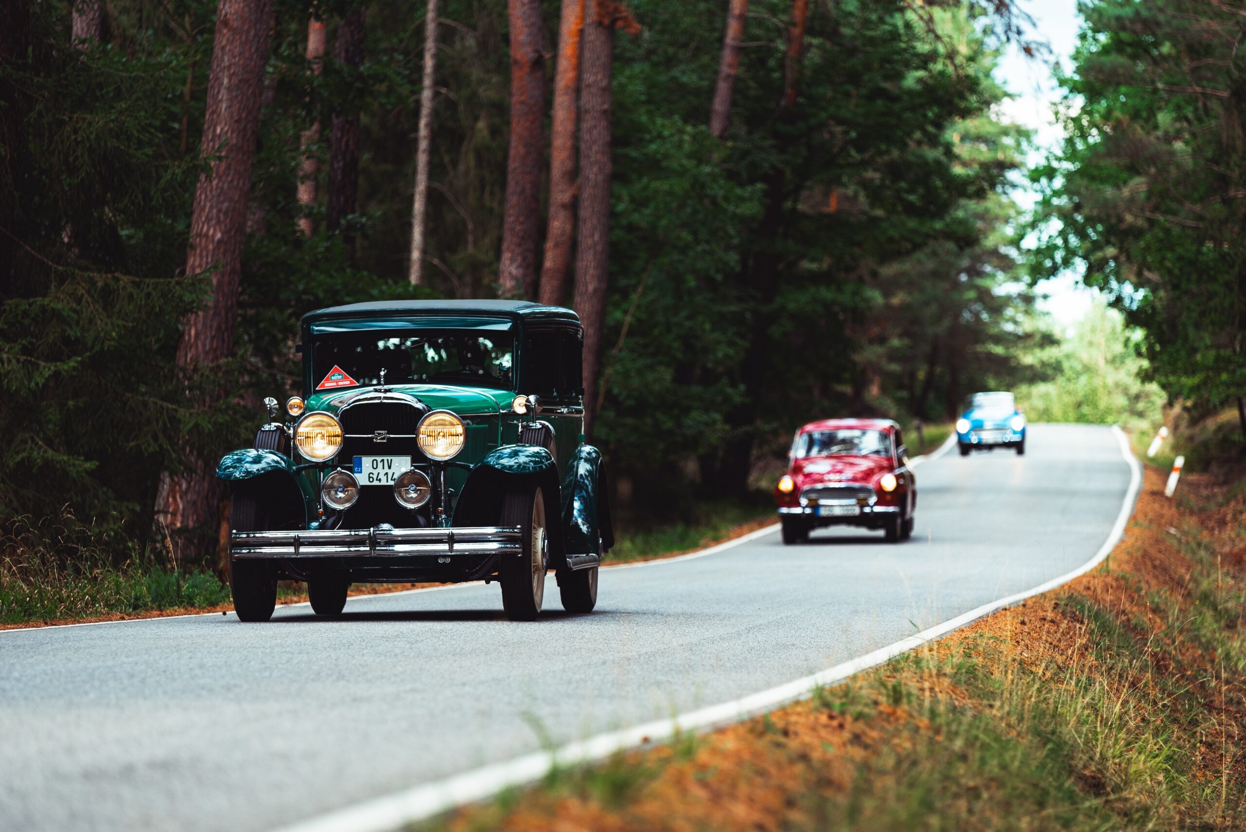 Historické automobily na lesní silnici