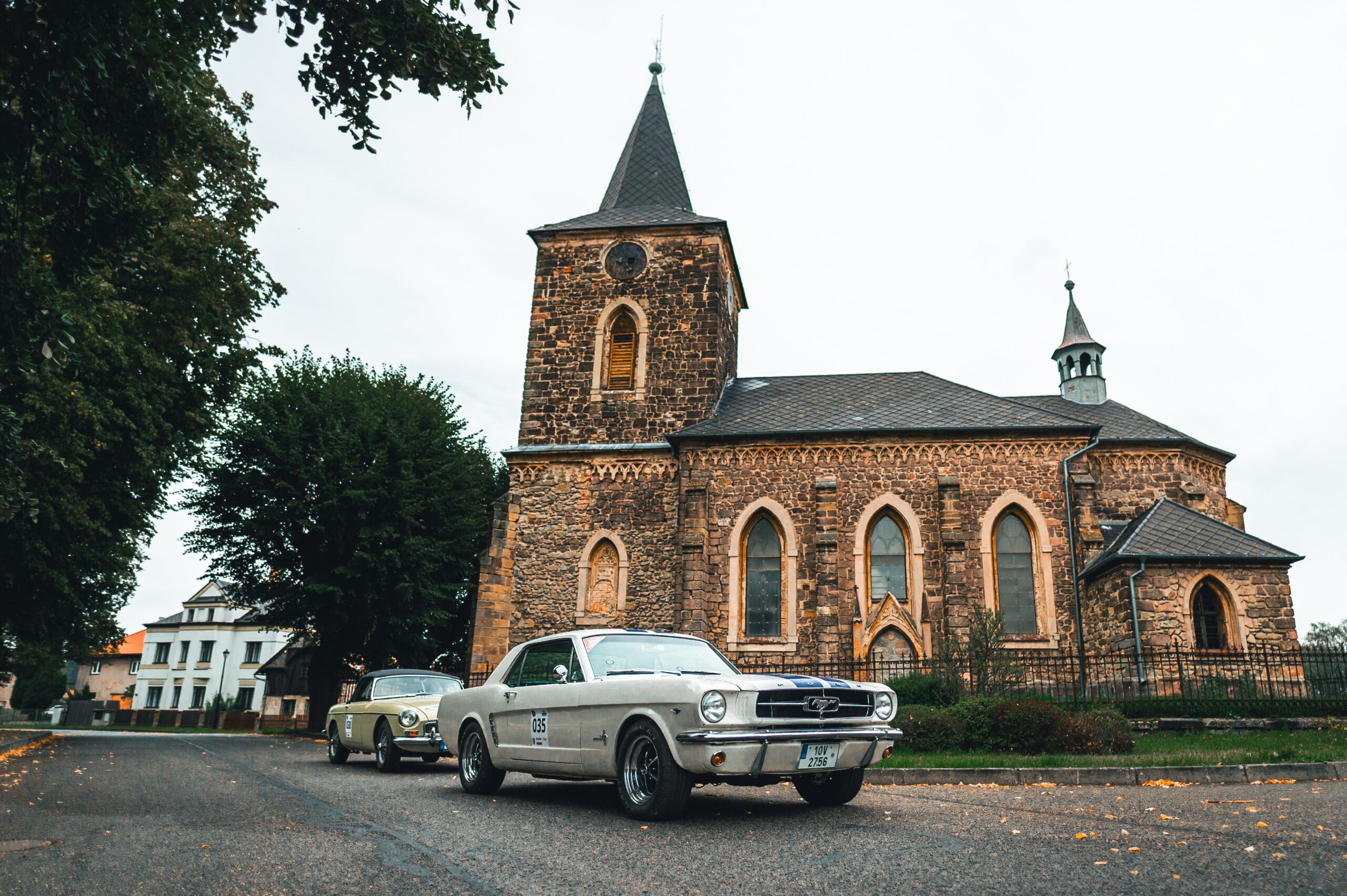 Historický automobil před kostelem